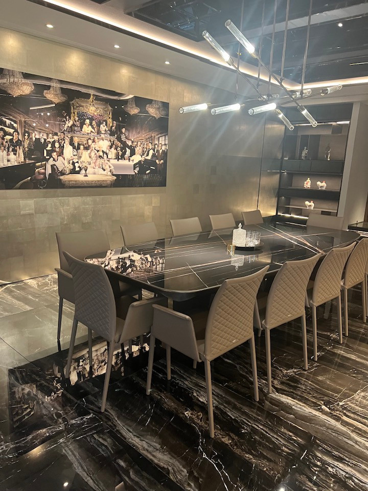 Phòng ăn mang tông màu trầm ấm cúng và hiện đại.