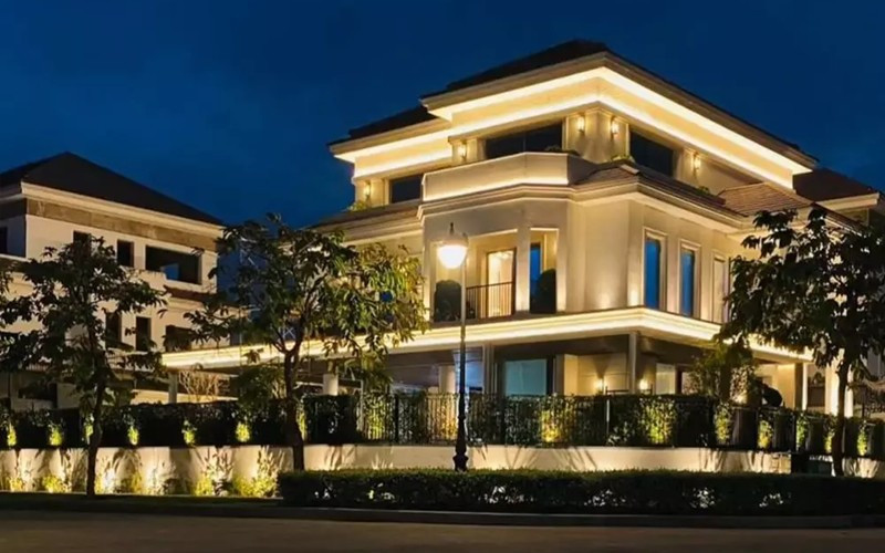 Biệt thự có 2 mặt tiền, tọa lạc trong một khu nhà giàu ở TP HCM.