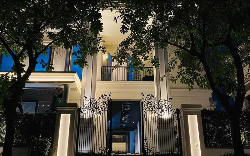 Trước đó, vào năm 2022, doanh nhân Đức Huy chia sẻ một số hình ảnh về căn biệt thự khiến khán giả xuýt xoa.