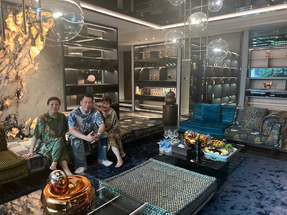 Trên trang cá nhân, mới đây bầu sô nổi tiếng Liên Phạm - vợ cũ Đàm Vĩnh Hưng đã hé lộ hình ảnh về cơ ngơi của đại gia Đức Huy - chồng cũ Lệ Quyên.