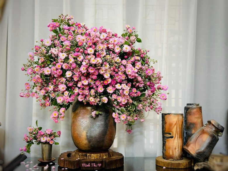 Mỗi bó hoa tầm xuân giá dao động từ 65.000 - 90.000 đồng, tuỳ loại.