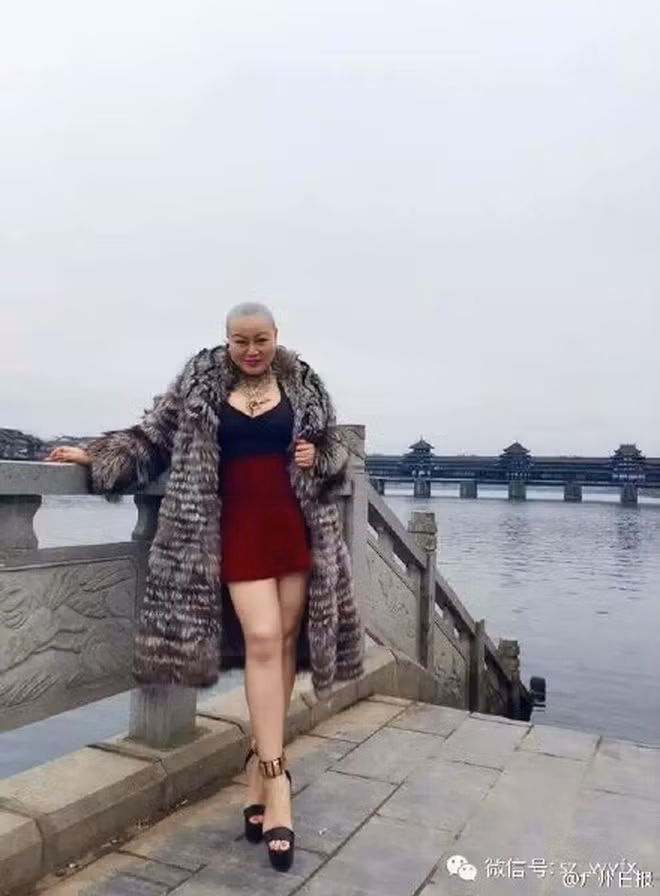 Nhìn vào cuộc sống xa hoa của nữ đại gia, ai cũng nghĩ rằng cô rất hạnh phúc và chẳng cần phải lo lắng điều gì. Thế nhưng, ở tuổi U50, Phùng Bình vẫn độc thân.