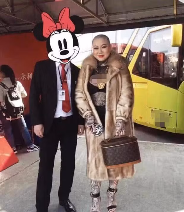 Tiêu chuẩn bạn trai được nữ đại gia đưa ra là cao 1,8 m và nặng hơn 60 kg. Thông báo tuyển chồng thu hút sự chú ý của đông đảo mọi người.