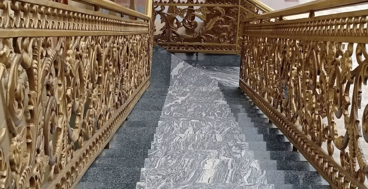 Chỉ một vài chi tiết nội thất bên trong biệt thự được ốp vàng 24k, bao gồm trần nhà, tường và một số chi tiết khác. Ảnh: VOV