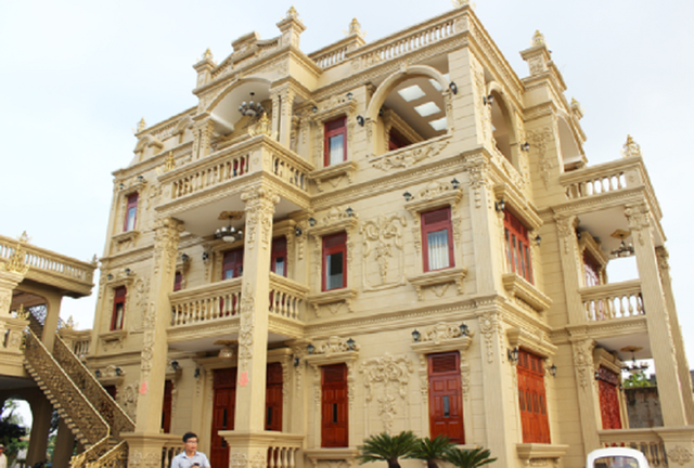 Tuy nhiên, ông Thiện từng phủ nhận với báo chí rằng, thông tin nói căn biệt thự của ông dát vàng từ trong ra ngoài là không đúng. Thực tế, phần bên ngoài căn biệt thự chỉ là sơn màu vàng. Ảnh: Dân Việt