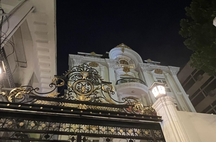 Biệt thự nổi bật với các chi tiết ngoại thất cầu kỳ và cổng chào mạ vàng sang trọng. Ảnh: VTVnews