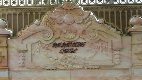 Bên ngoài biệt thự còn được trang trí bằng đá quý đắt tiền. Ảnh: Congan