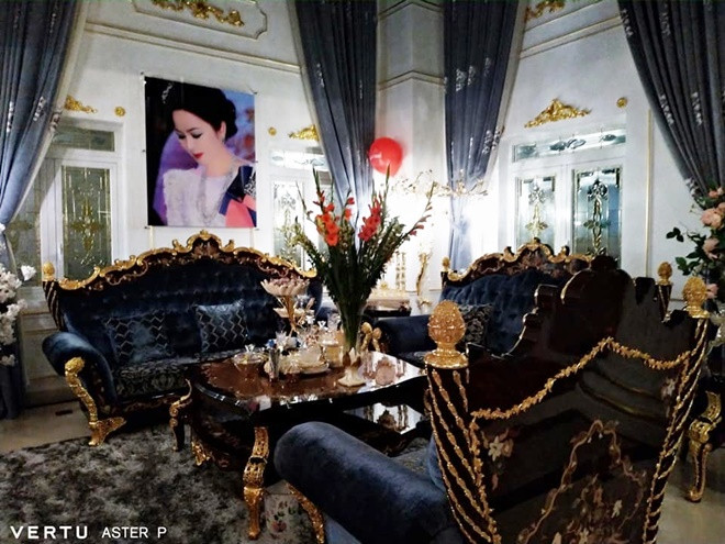 Nhiều vật dụng trong nhà được "dát vàng" cầu kỳ, sang trọng. Ảnh: Facebook