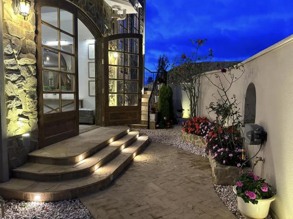 Những chậu ra rực rỡ đua nhau khoe sắc ngay trong sân nhà.