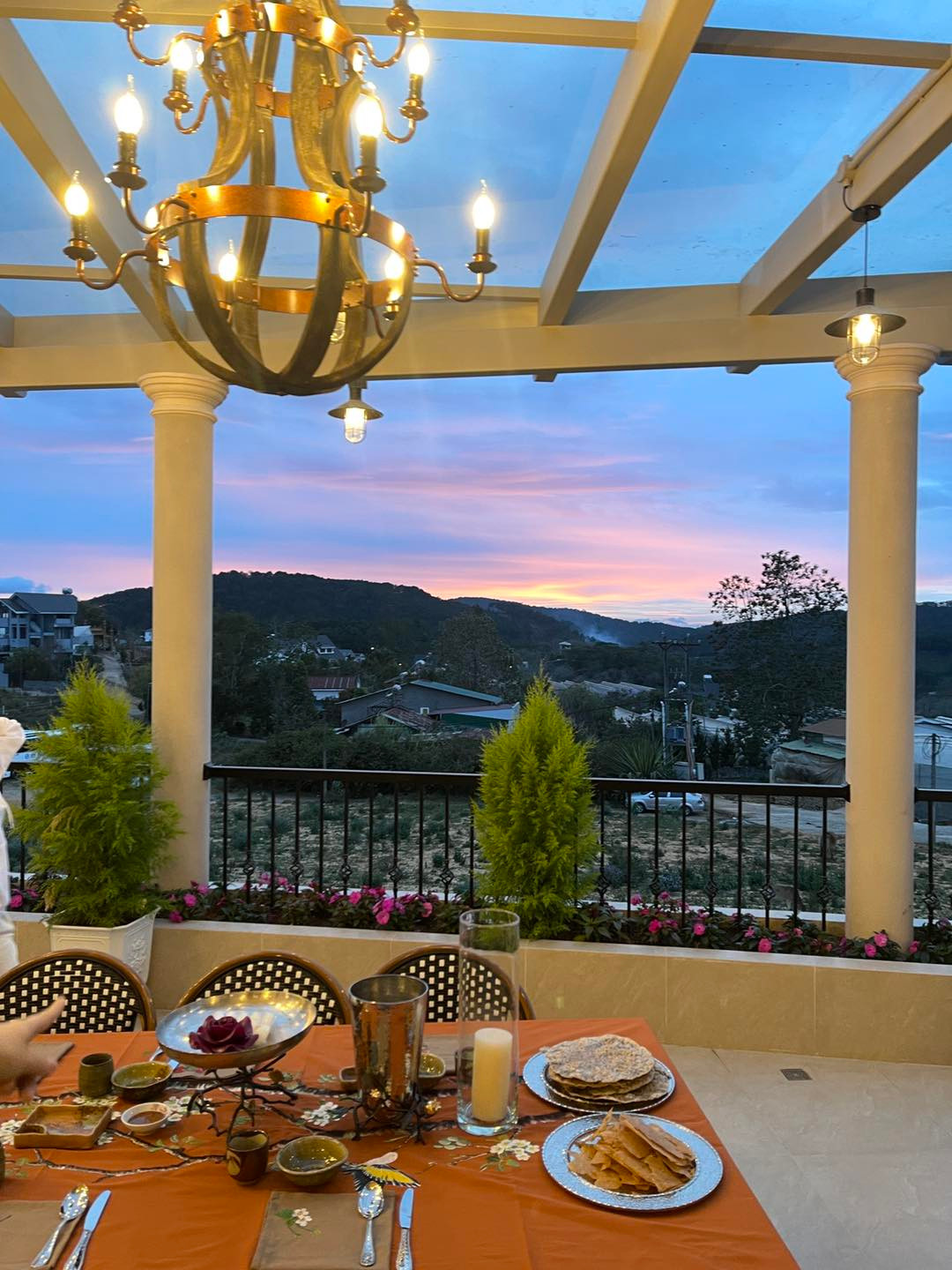 Biệt thự của Hoa hậu Thu Hoài còn có không gian rộng lớn để tổ chức tiệc khi cần.