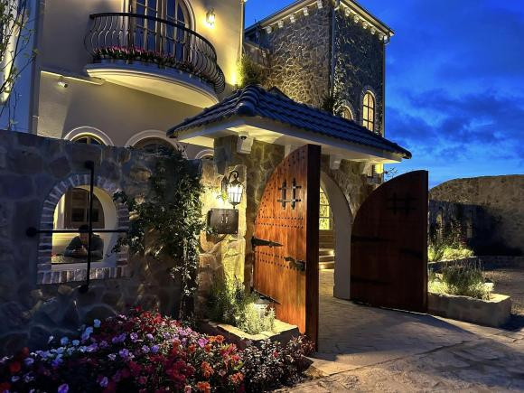 Căn biệt thự lung linh hơn khi về đêm.