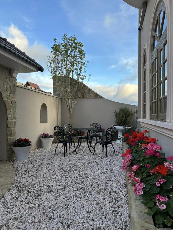 Trong khuôn viên sân vườn, Hoa hậu Thu Hoài còn đặt một bộ bàn trà để thư giãn, ngắm cảnh.