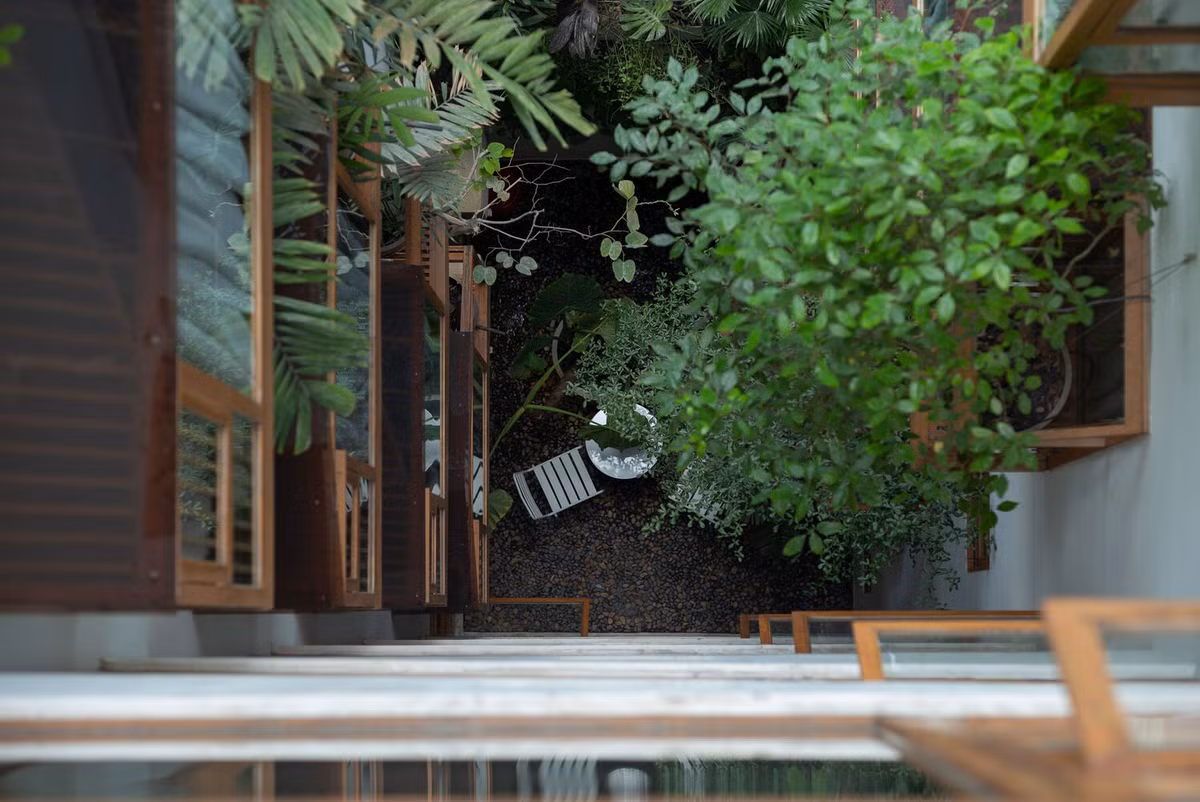 Để công trình thông thoáng tự nhiên và tiết kiệm năng lượng, kiến trúc sư sử dụng giải pháp hai sân trong ôm lấy các căn hộ.