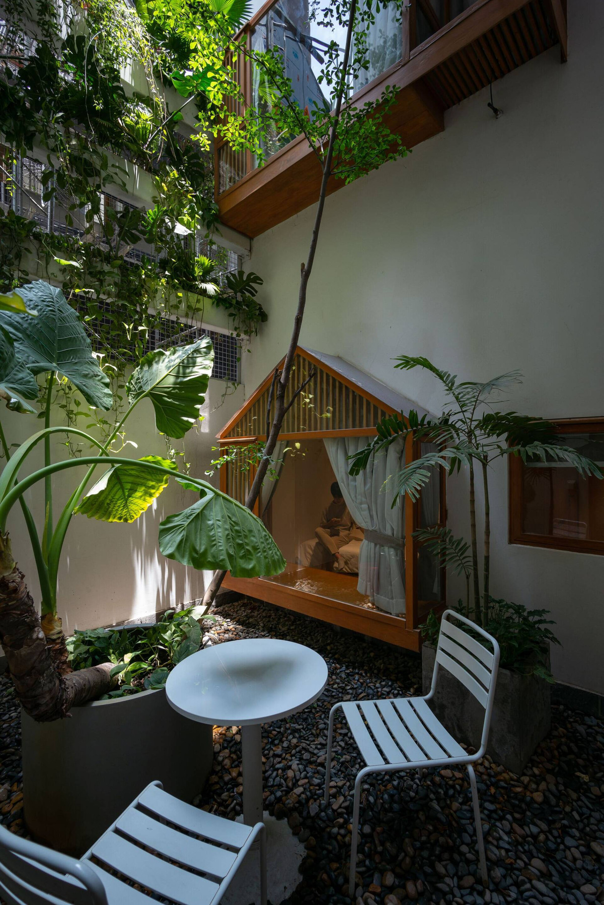 Đối tượng thuê Ariosa Apartments là những người trẻ tuổi, năng động, phóng khoáng và đều yêu thích thiên nhiên. Để tạo sự riêng tư và hài hòa với bối cảnh, từng căn phòng được thiết kế tựa như một ngôi nhà nhỏ độc lập, thông thoáng, có thể đón những ánh nắng dịu nhẹ qua các tán cây.