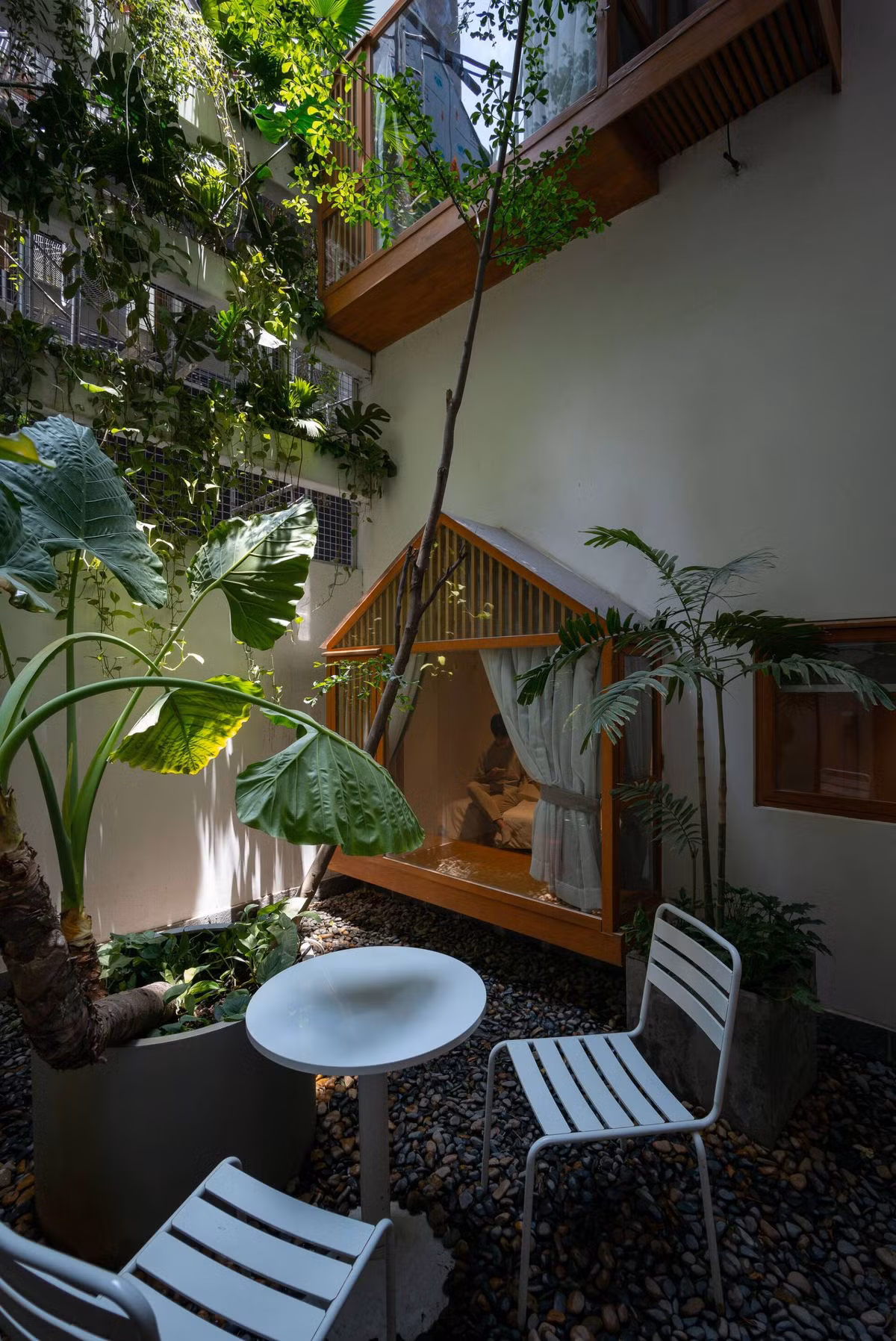 Đối tượng thuê Ariosa Apartments là những người trẻ tuổi, năng động, phóng khoáng và đều yêu thích thiên nhiên. Để tạo sự riêng tư và hài hòa với bối cảnh, từng căn phòng được thiết kế tựa như một ngôi nhà nhỏ độc lập, thông thoáng, có thể đón những ánh nắng dịu nhẹ qua các tán cây.