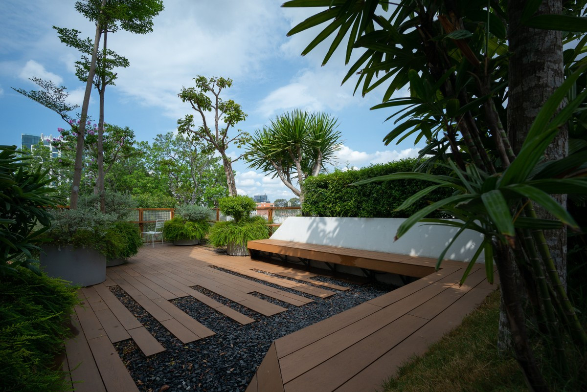 Vật liệu chủ đạo được lựa chọn trên tiêu chí thân thiện môi trường như gỗ tái chế, gỗ tái sinh, sàn bê tông mài, sỏi...