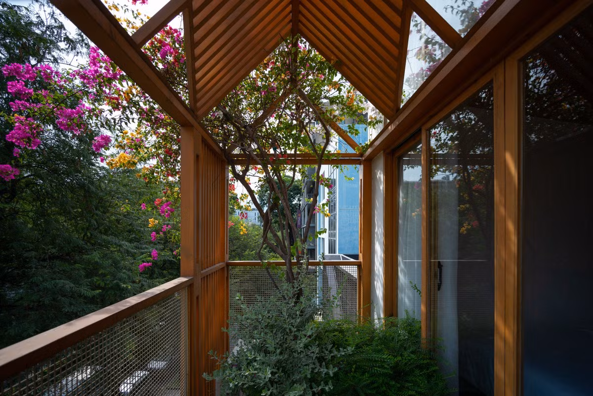 Thiết kế này vừa đảm bảo tính riêng tư, vừa giúp tăng sự tương tác giữa người sống trong căn hộ với những cây cổ thụ phía trước và hàng cây xanh quanh Dinh Độc Lập.