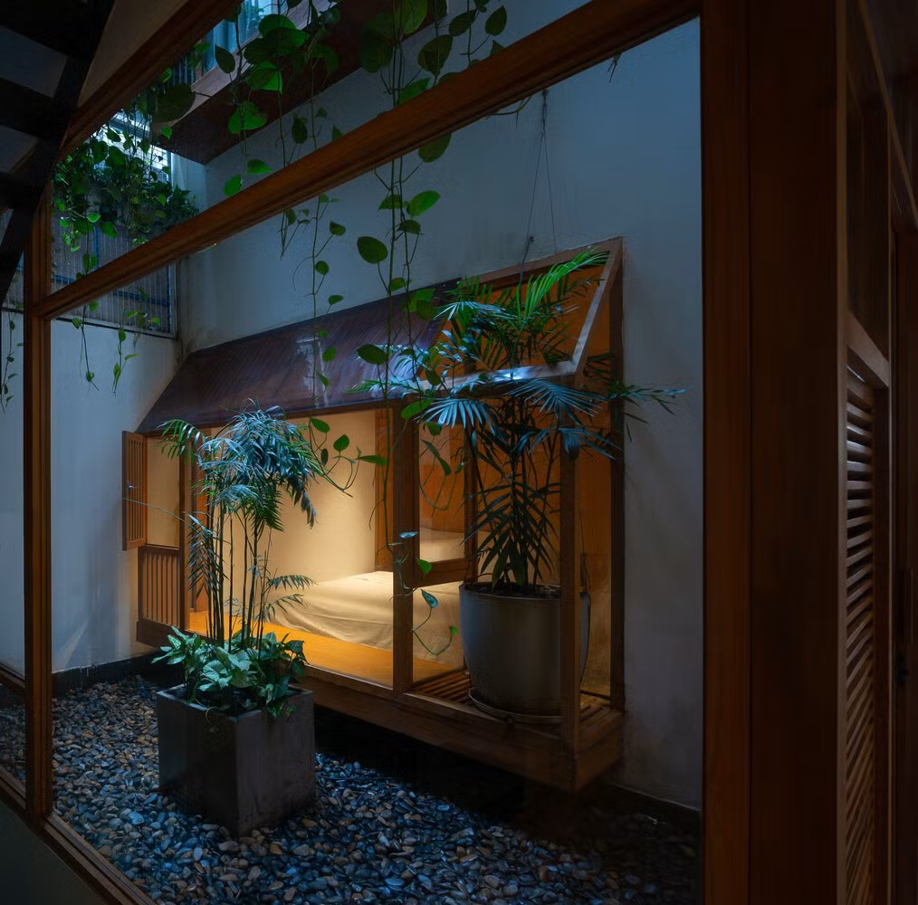 Ban ngày giao thông hành lang sẽ được rút ngắn lại về mặt thị giác so với chiều dài thực tế vì được chia sẻ nguồn sáng, đồng thời đón gió tự nhiên qua những hệ lam.