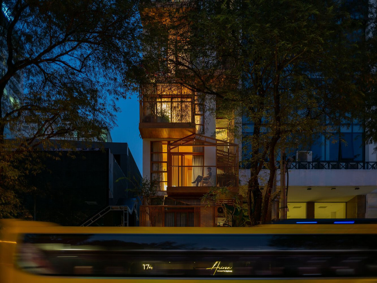 Dự án nằm trên trục đường chính, mật độ giao thông dày đặc nhưng may mắn vẫn có hàng cây xanh lâu năm phía trước. Tận dụng điều này, mặt tiền của tòa nhà được đẩy lùi ra phía sau, tạo mái hiên lớn phù hợp với địa hình và kiểu khí hậu nhiệt đới tại khu vực.