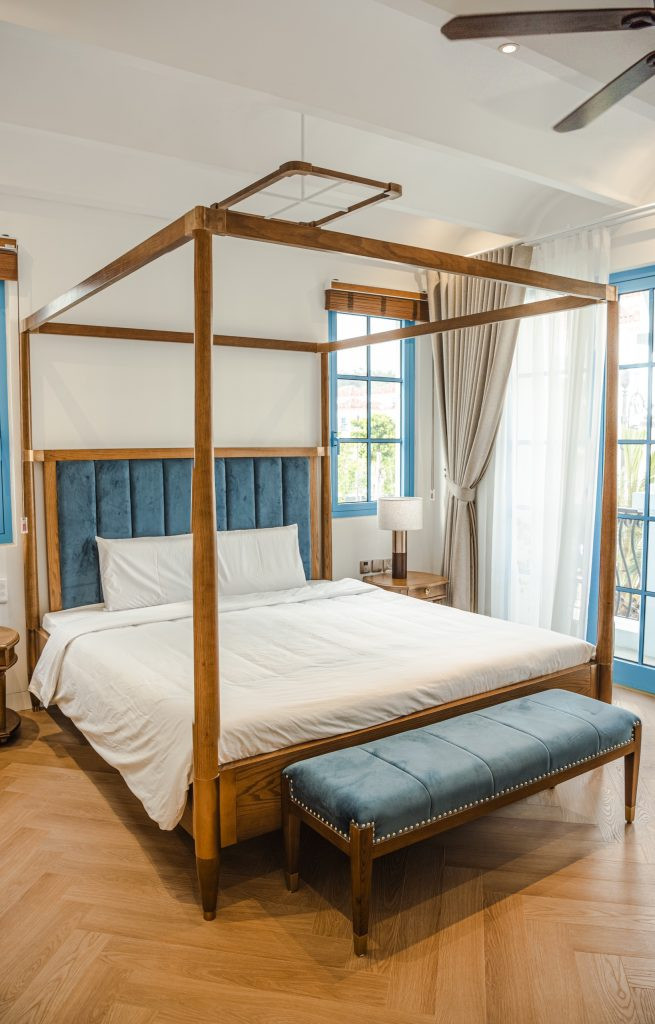 Phòng ngủ master rộng rãi, tràn ngập ánh sáng tự nhiên.