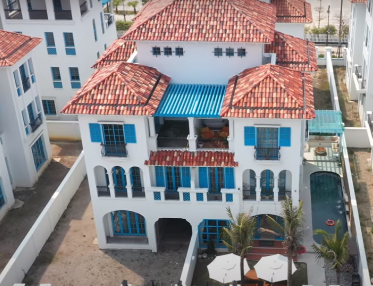 Mới đây, kênh YouTube NhaF giới thiệu căn biệt thự nghỉ dưỡng hoành tráng nằm trong một khu đô thị ở TP Hạ Long (Quảng Ninh).