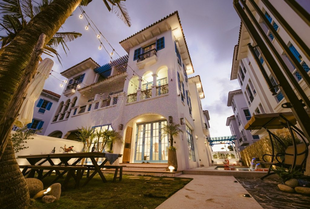 Mang đậm phong cách Địa Trung Hải, biệt thự nổi bật với gam màu trắng của đám mây và màu xanh của biển cả.