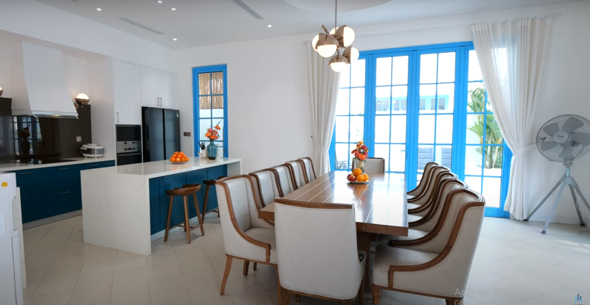 Dù là biệt thự nghỉ dưỡng nhưng khu bếp vẫn được gia chủ chăm chút cẩn thận, đầy đủ tiện nghi.