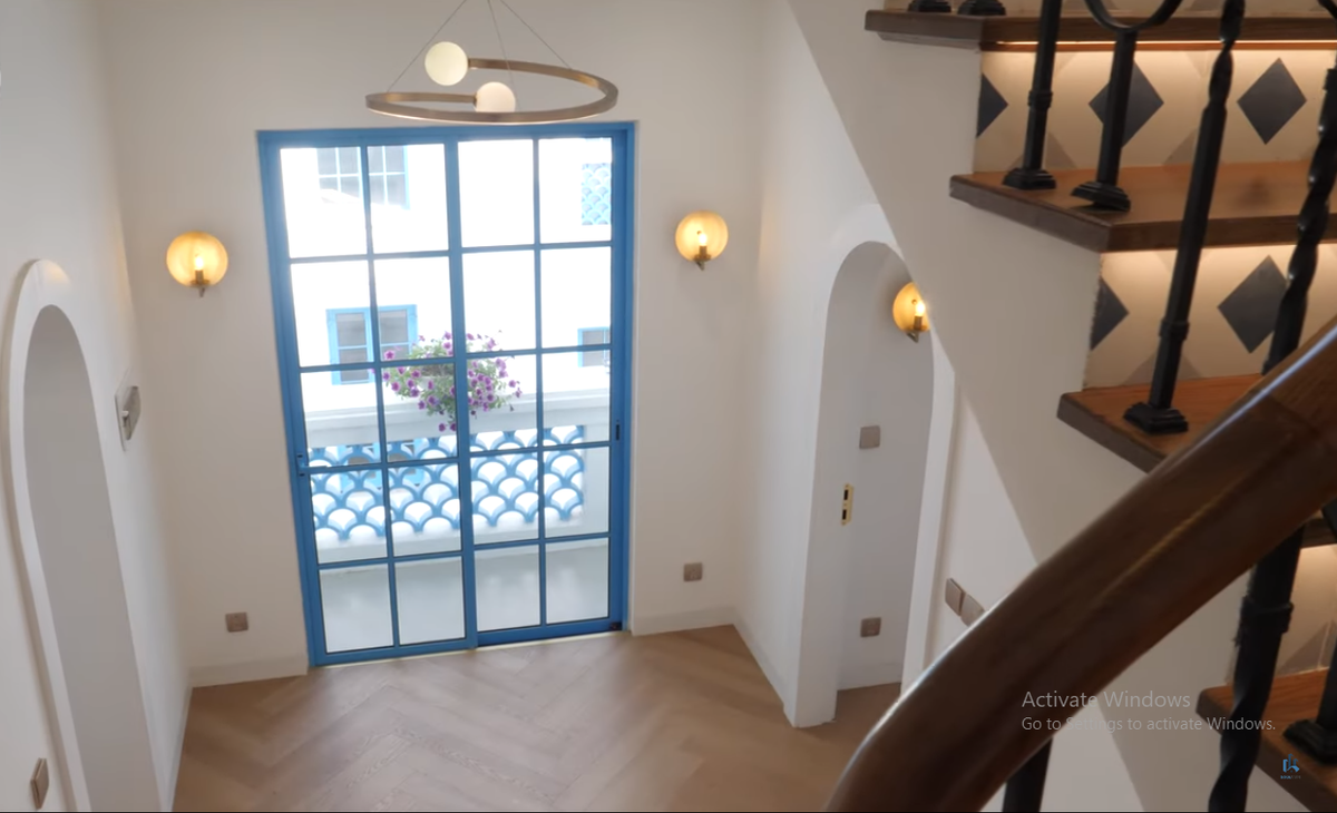 Sảnh tầng 2 có ban công lấy ánh sáng bên ngoài. Hai bên gồm 2 phòng ngủ.