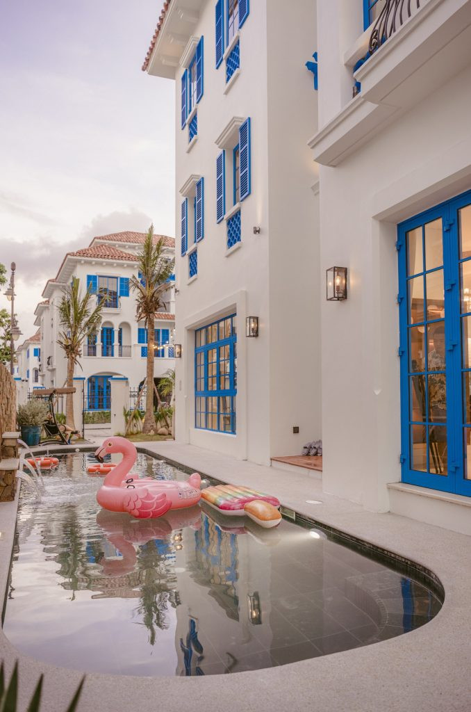 Trong khu vực sân vườn còn có khu vực bể bơi rộng lớn với diện tích lên tới 40m2.