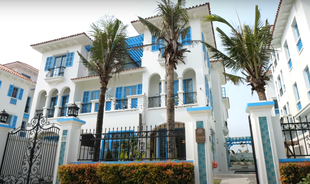 Căn biệt thự được xây trên lô đất rộng 300m2, diện tích một sàn bên trong chỉ chiếm khoảng 100m2, còn lại là không gian sân vườn.