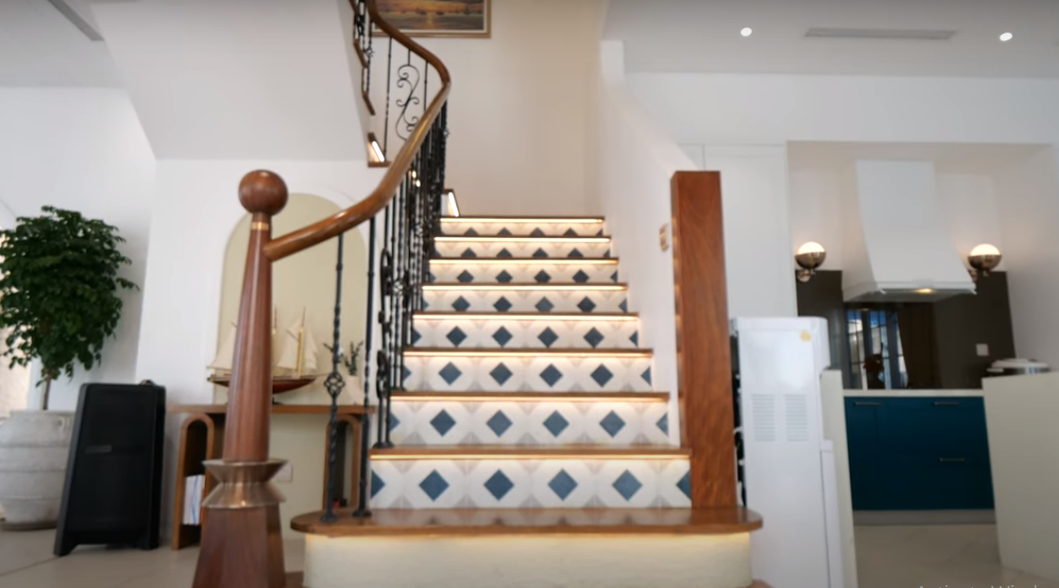 Cầu thang được trang trí bằng gạch bông và đèn LED.