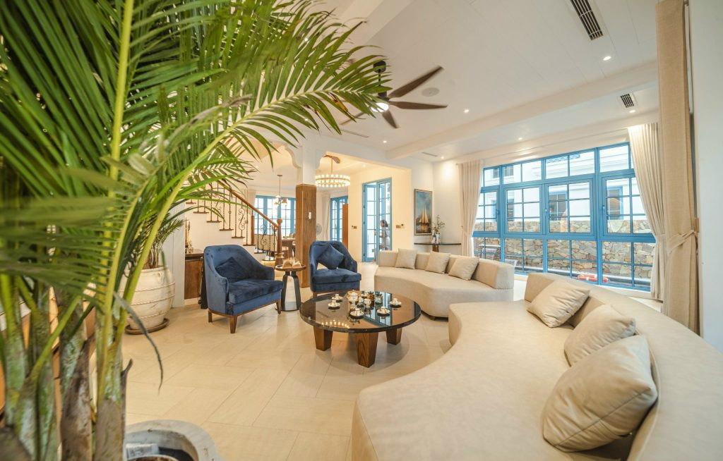 Bên trong căn biệt thự có rất thông thoáng nhờ thiết kế không vách ngăn và hệ thống cửa kính lớn.