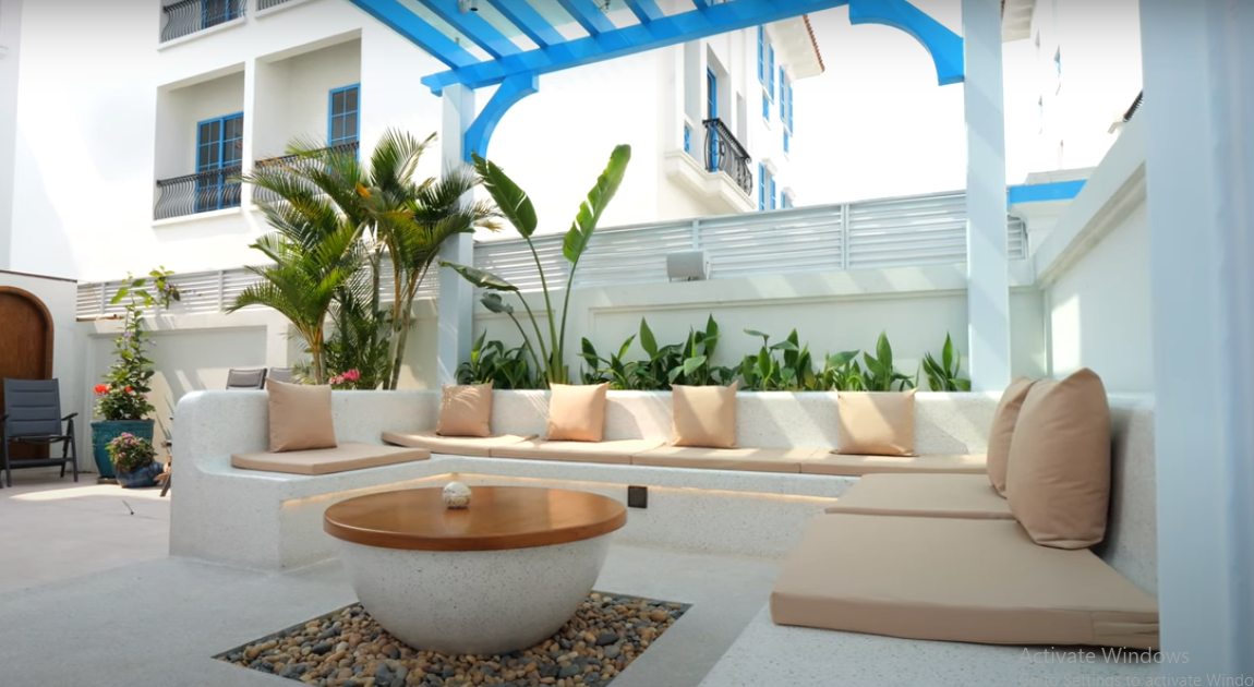 Phía trong bể bơi còn có khu vực để gia chủ thư giãn, ngắm cảnh.