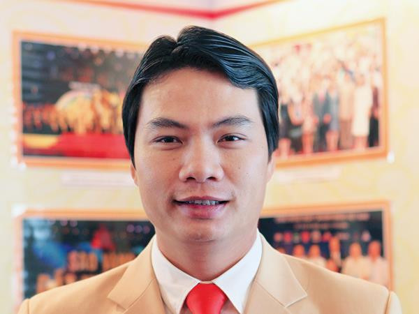 Hoàn cảnh gia đình có phần khó khăn, nên từ khi còn nhỏ, Nguyễn Thành Phương phải phụ mẹ đi bán kem, bán nước mắm. Lớn lên, Chủ tịch Tập đoàn Kangaroo Nguyễn Thành Phương theo học và tốt nghiệp trường ĐH Kinh doanh và Công nghệ Hà Nội. Ảnh: Baodautu