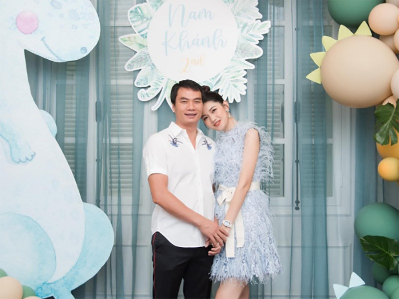 Dù bận rộn công việc nhưng doanh nhân Nguyễn Thành Phương luôn chăm sóc nàng hậu rất chu đáo. Đặc biệt những ngày lễ kỷ niệm quan trọng, nam doanh nhân chưa từng quên và luôn tạo bất ngờ cho vợ. Ảnh: FBNV