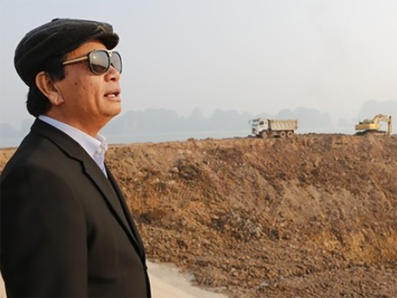 "Chúa đảo Tuần Châu" từng chi 600 triệu đồng để mua một tấm thiệp xuân hết sức bình thường do học sinh làm năm 2003, hiến biệt thự 12 tỷ để xây 800 căn nhà cho các nạn nhân trong cơn bão số 7 năm 2005, tặng biệt thự 3 triệu USD phục vụ nghiên cứu toán học,...Ảnh: Internet