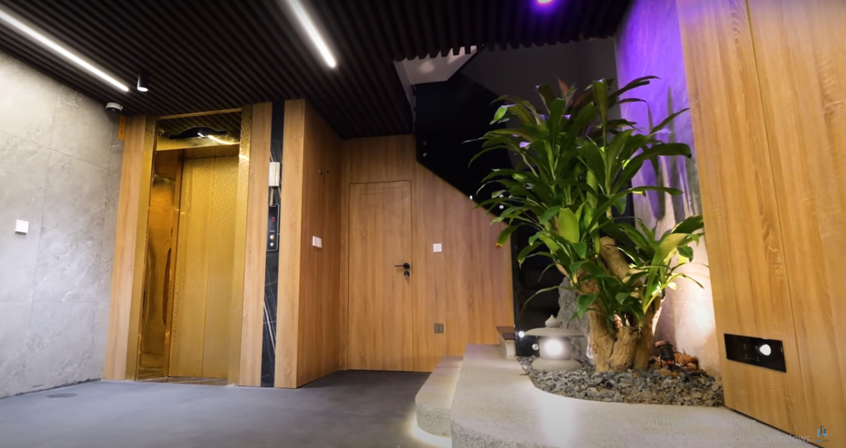 Cạnh tủ giày là một tiểu cảnh nhỏ với hệ thống tưới nước tự động theo giờ.