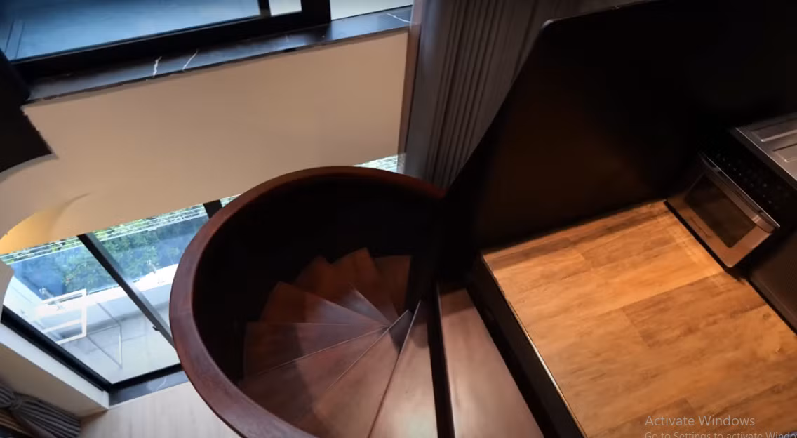 Cầu thang xoắn vừa tạo tính thẩm mỹ vừa giúp kết nối các tầng với nhau.