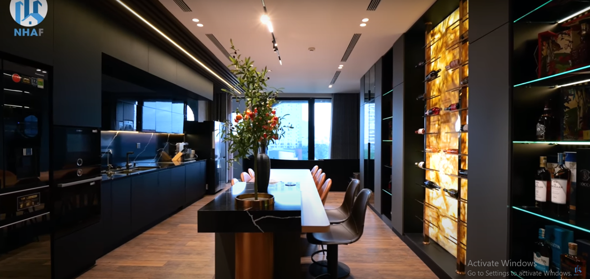 Phòng bếp và bàn ăn trên tầng 6 tiếp tục sử dụng hệ thống điện thông minh.