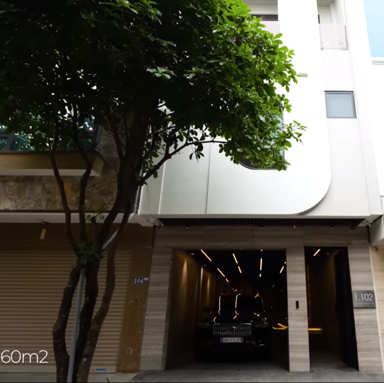 Vừa qua, kênh YouTube NhaF giới thiệu một ngôi nhà phố độc đáo với 7 tầng nổi tại Hà Nội.