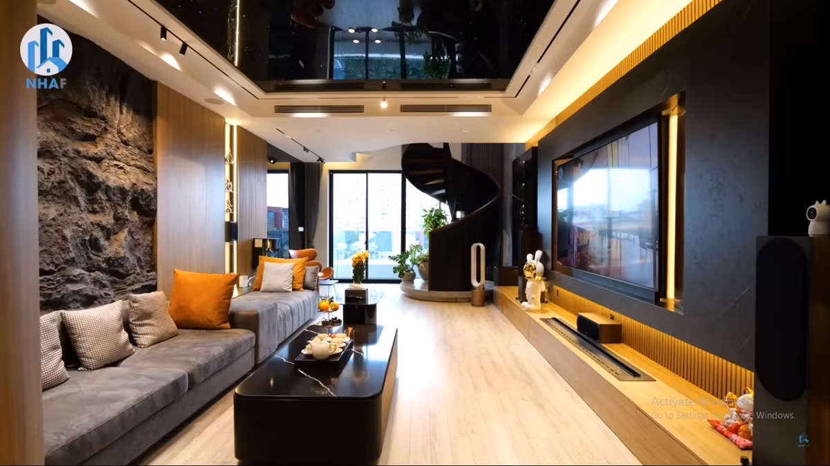 Phòng khách trên tầng 5 thiết kế theo phong cách hiện đại, sử dụng các gam màu cá tính như xám, đen, ghi, nâu....