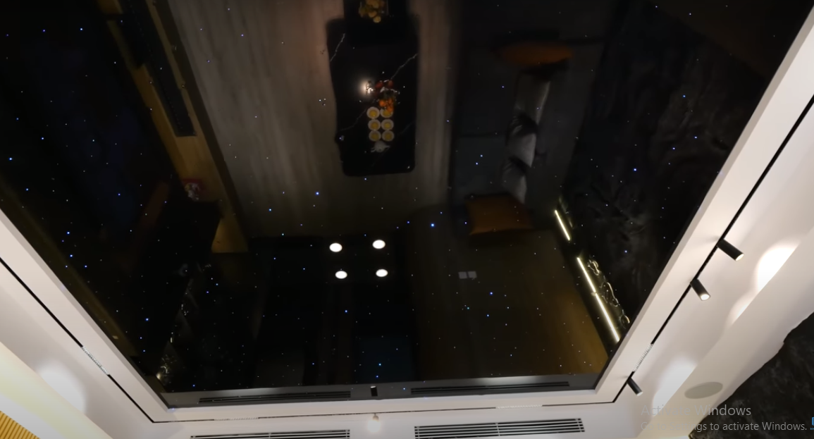 Trong phòng khách sử dụng hệ thống âm thanh vòm 7.1 giúp gia chủ xem ti vi không khác ở ngoài rạp. Ngoài ra còn có hệ thống trần sao đẹp mắt và đặc biệt là trang bị hệ thống smarthome.