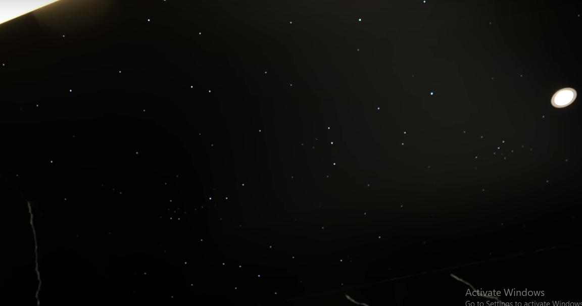 Thậm chí, phía trên bồn tắm có cả trần sao lấp lánh cực kỳ đẹp mắt. Nguồn ảnh: chụp màn hình NhaF