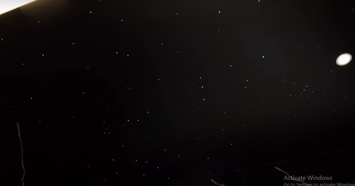 Thậm chí, phía trên bồn tắm có cả trần sao lấp lánh cực kỳ đẹp mắt. Nguồn ảnh: chụp màn hình NhaF