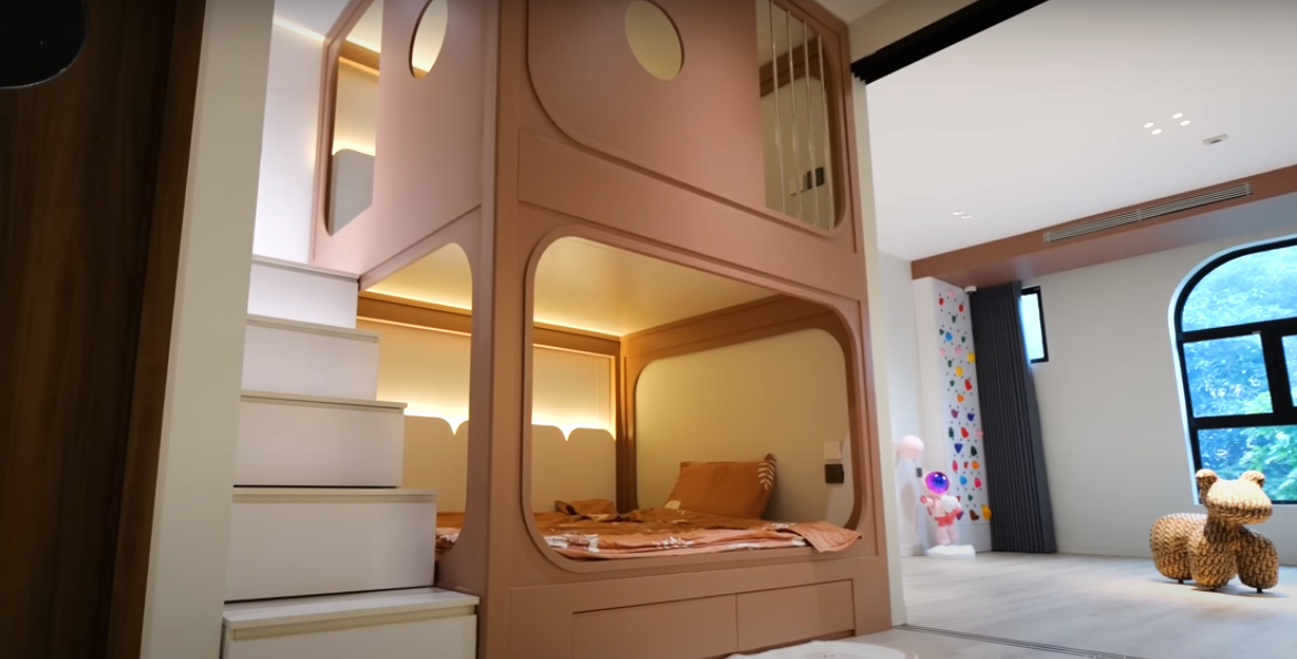 Không gian ngủ và học tập dành cho các bé được ngăn cách bằng hệ cửa kính.