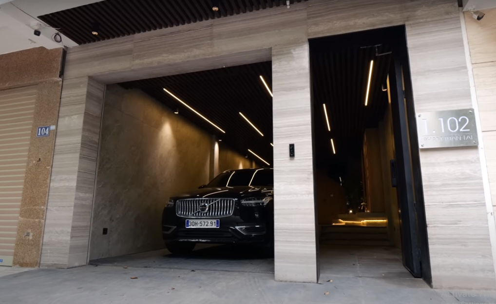 Ngôi nhà có diện tích lô đất khoảng 60m2, được thiết kế theo phong cách hiện đại, trang bị nhiều tính năng công nghệ.