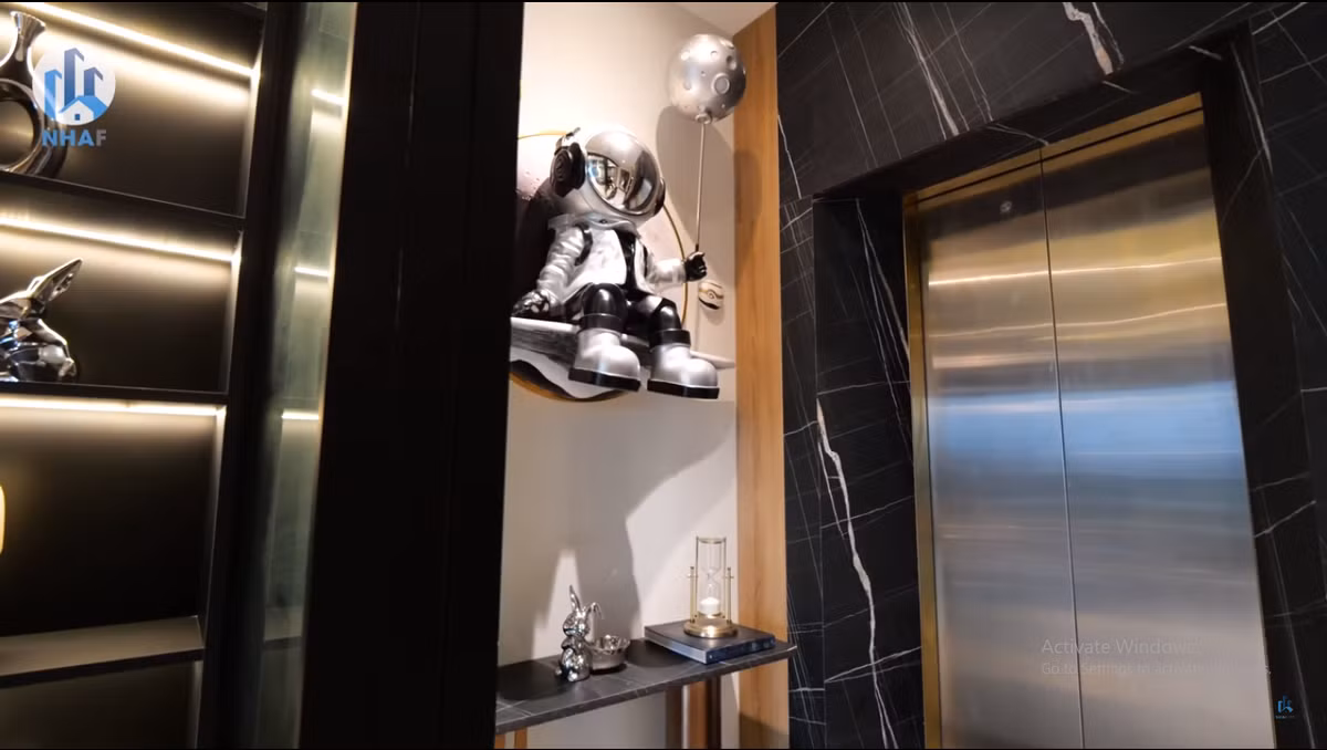 Căn nhà gồm 7 tầng nổi, trong đó từ tầng 1 đến tầng 4 là không gian sinh hoạt riêng. Từ tầng 5 - tầng 7 là không gian sinh hoạt chung.