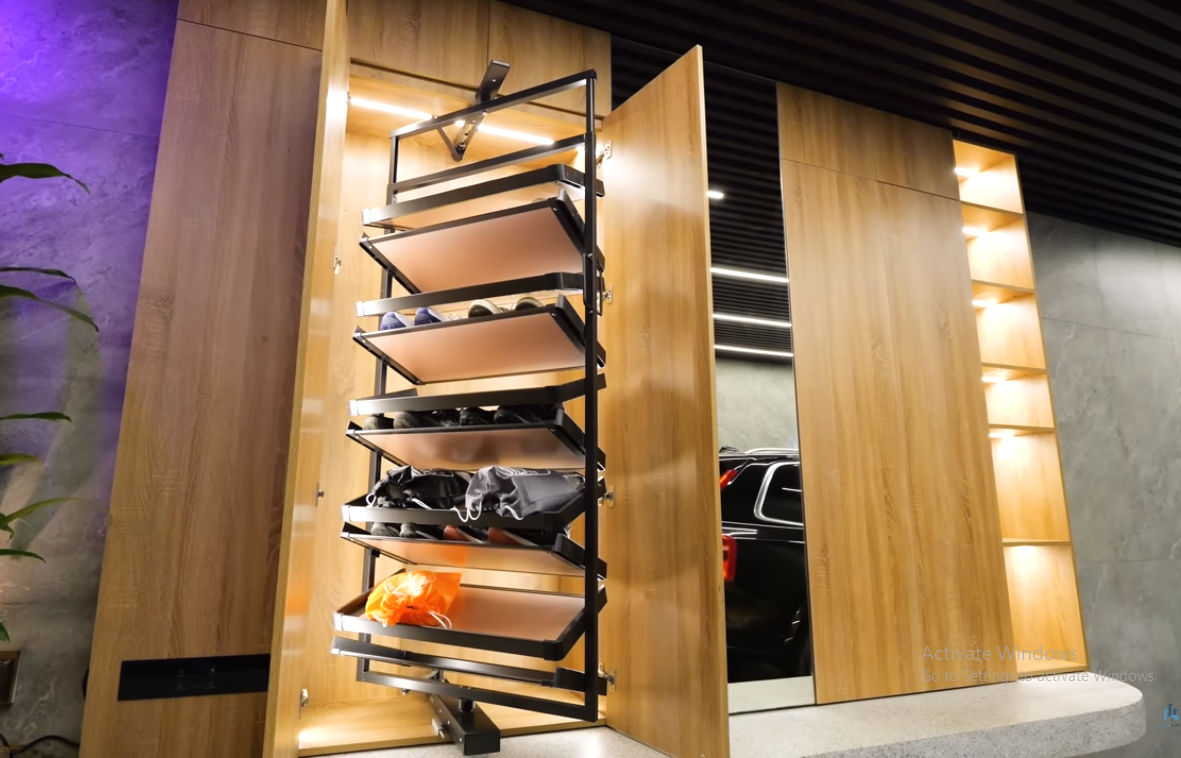 Tại khu vực để xe có tủ giày thông minh với hệ thống đèn tự động, bảng điểu khiển điều chỉnh chức năng khử khuẩn, thông gió...