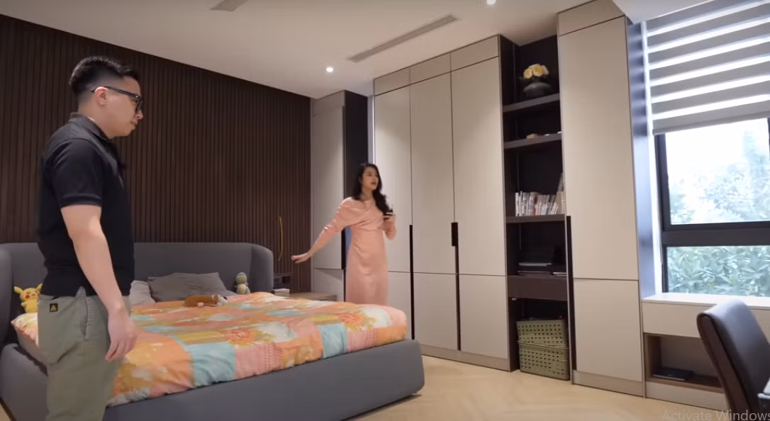 Phòng ngủ trên tầng 2 được tận hưởng trọn vẹn tầm view nhìn xuống khu vực sân vườn.