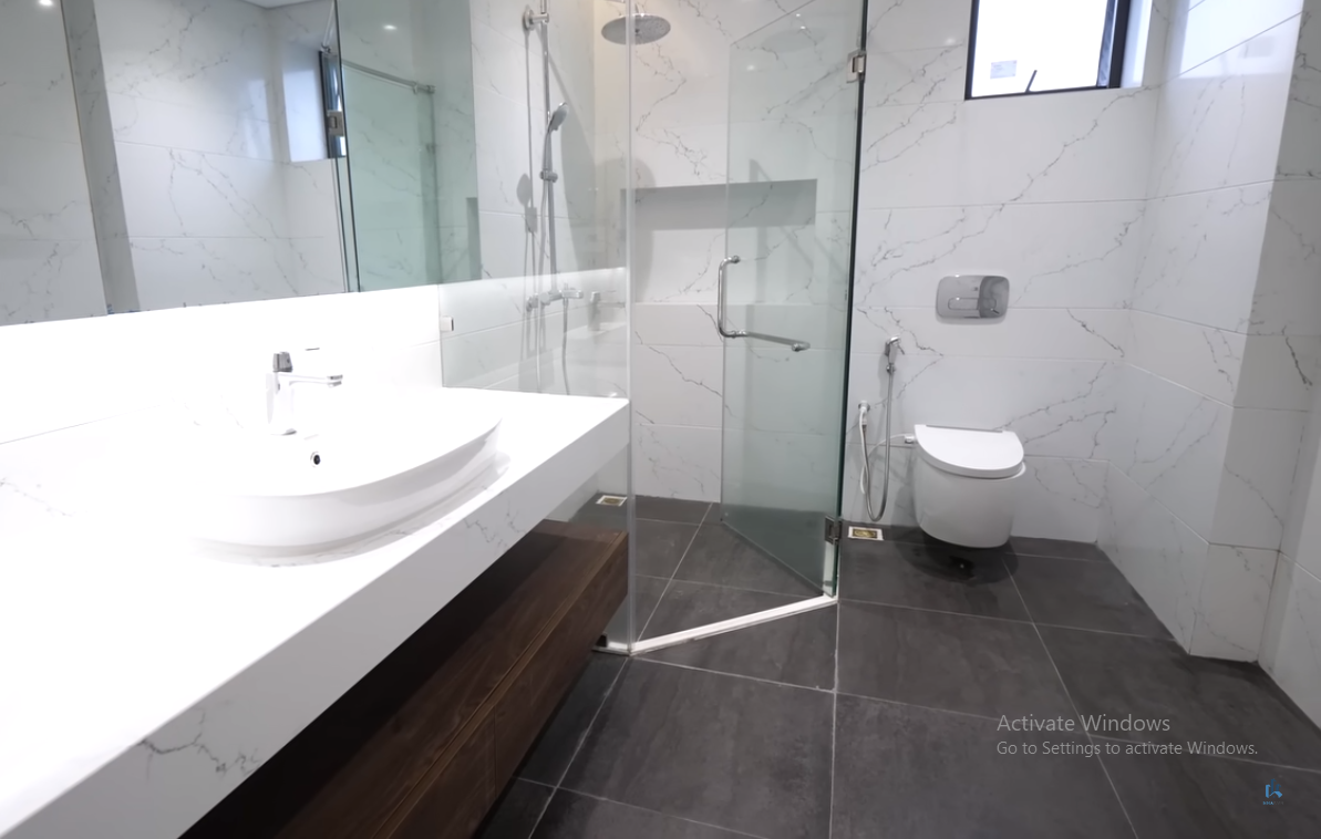 Phòng tắm chọn tông trắng chủ đạo với nội thất tiện nghi.